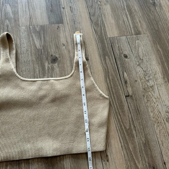 Aritzia Babaton Sculpt Knit Squareneck Cropped Tank Tan
Size L - Picture 10 of 10